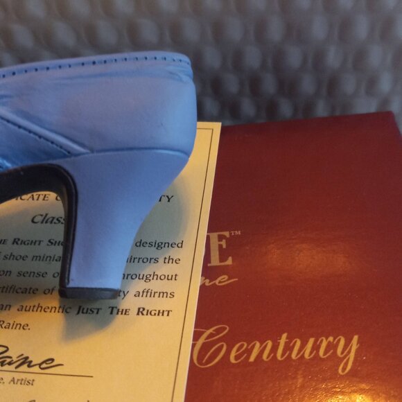 Just The Right Shoe  By Raine Class Act  Mini Figurine 25042 - Picture 9 of 12